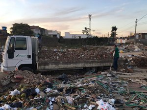 Caminhão de empresa é flagrado descartando lixo irregular em Arapiraca