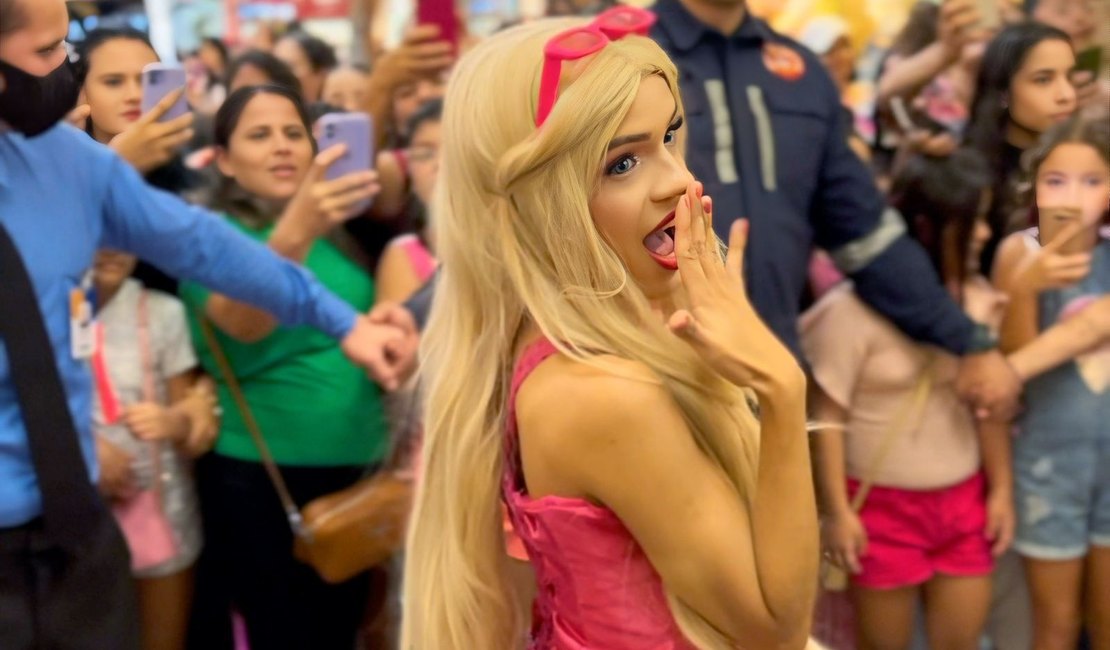 Barbie encanta crianças e adultos durante visita ao Arapiraca Shopping