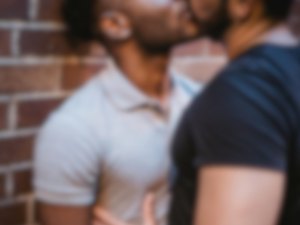 Mulher flagra companheiro beijando outro homem e acaba agredida por ele após discussão, em Maceió