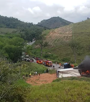Colisão entre carretas deixa feridos e provoca incêndio em Joaquim Gomes
