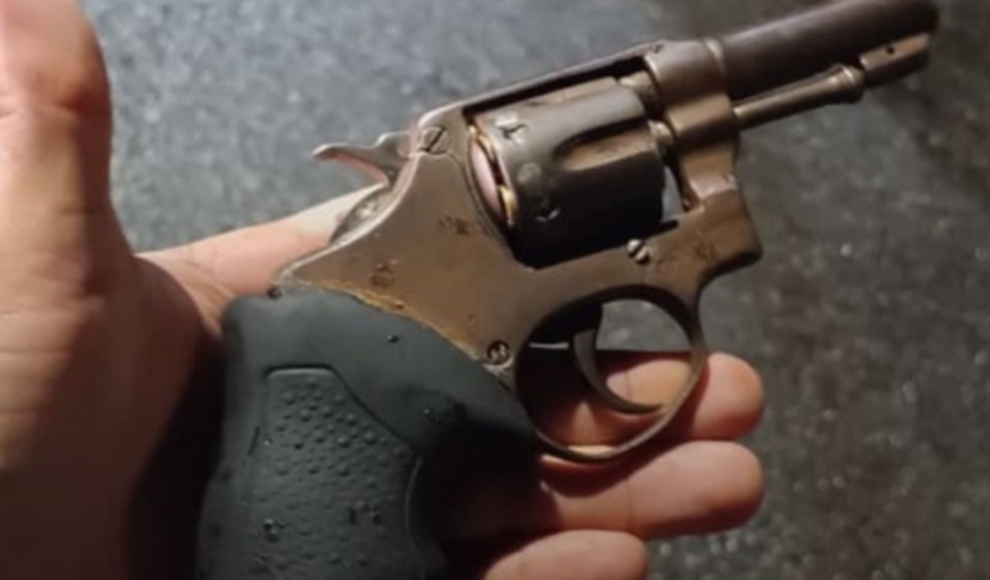 Homem é preso com arma de fogo escondida em bolsa feminina na Pajuçara