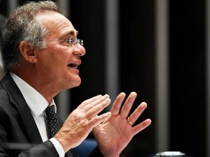 Renan dá indireta a Mônica Veloso, mãe de sua filha, durante sessão no plenário