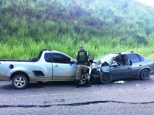 Colisão frontal deixa um morto e cinco feridos em Barreiros