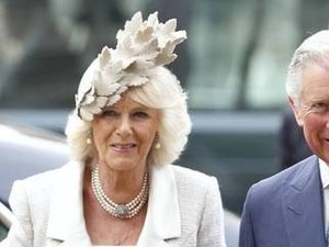 Príncipe Charles e Camilla recebem vacina contra a covid-19