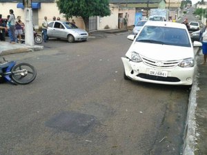 Motociclista leva pancada na cabeça ao colidir com carro