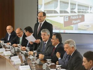 Governadores e Temer fecham acordo para repasse de multas da repatriação