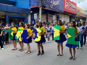 [Vídeo] Arapiraca veste verde e amarelo para comemorar a Independência do Brasil durante desfile cívico-militar