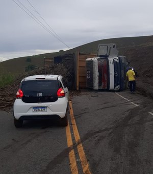 Caminhão tomba e deixa motorista ferido no Passo de Camaragibe