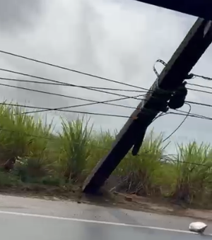 Carro perde o controle da direção e derruba poste no município de São Luís do Quitunde
