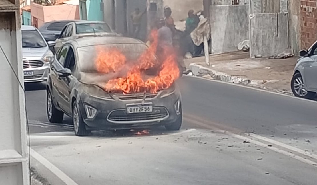 Carro pega fogo no meio de ladeira e deixa trânsito parado no Jardim Tropical, em Arapiraca