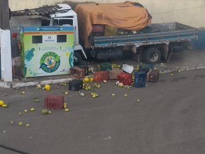 Caminhão atinge barraca em Porto Calvo