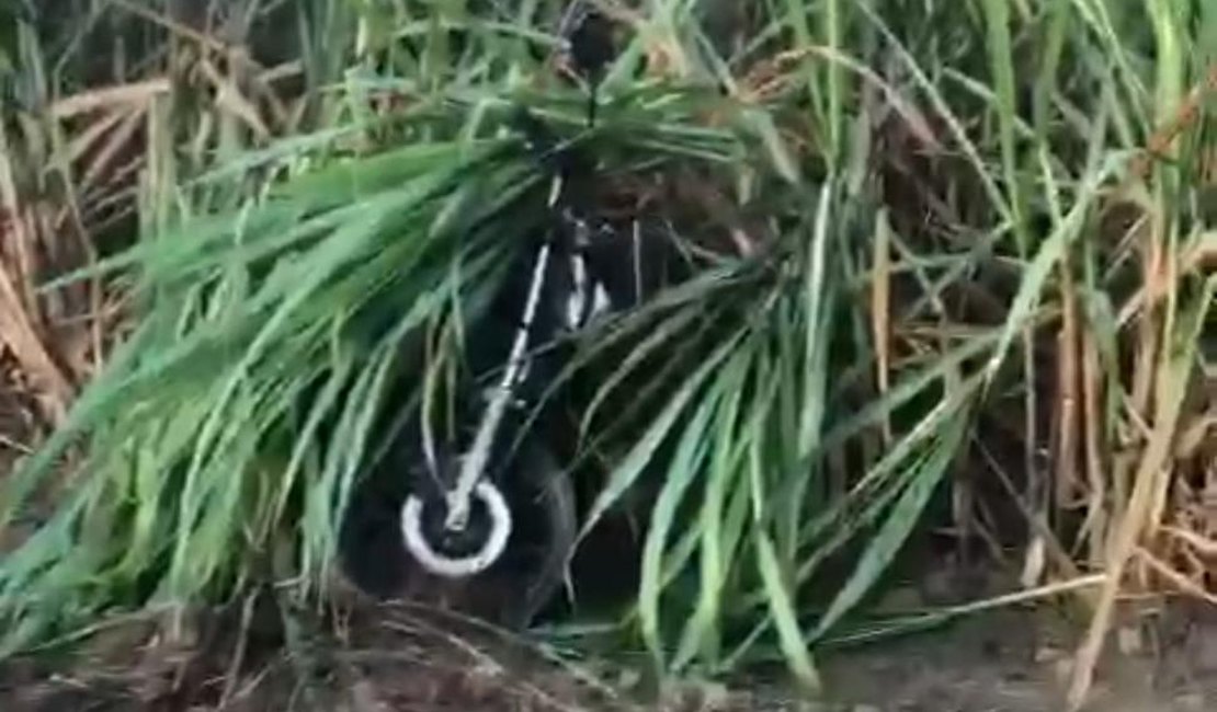 Cidadãos encontra motocicleta abandonada em Atalaia