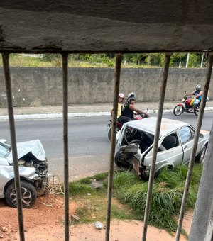 Motorista embriagado foge após bater em carro estacionado na Cidade Universitária