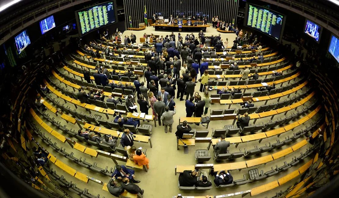 Câmara abre concurso com salário de R$ 30 mil e sem graduação específica