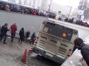 Ônibus invade calçada, atropela e mata pelo menos 4 pessoas em Moscou