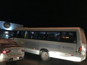 [Vídeo] Motorista é flagrado fazendo manobras arriscadas com micro-ônibus superlotado