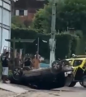 Veículo tomba e causa transtorno na Avenida Governador Muniz Falcão em Palmeira