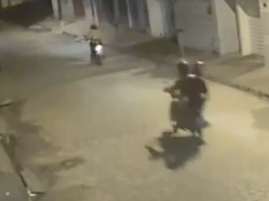 [Vídeo] Dupla rouba moto no bairro Verdes Campos, em Arapiraca