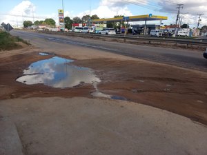 Após acidente, carro atinge e derruba bomba de posto de combustíveis na AL 220 em Arapiraca