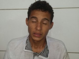 Ladrões tomam veículo em assalto, capotam e na fuga roubam duas motocicletas