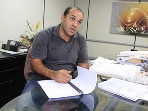 Vice-prefeito afirma que está com salários atrasados