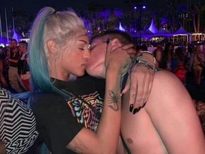 Pabllo Vittar surge beijando gringo em festival nos EUA