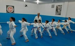 Sansei Damião José durante aula de artes marciais para crianças