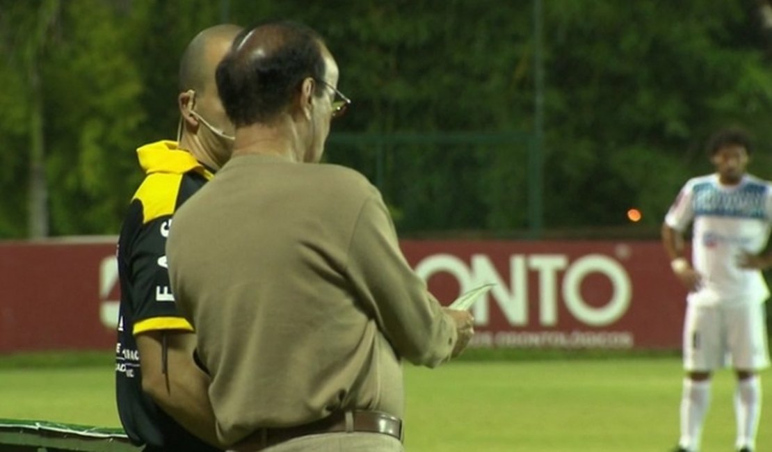 Lopes tenta dar 'carteirada' para ficar em campo no jogo do Atlético-PR