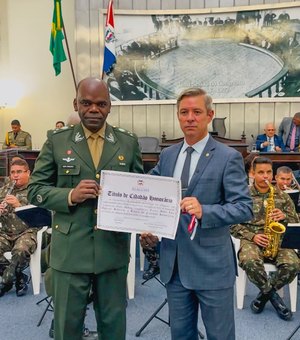 Cabo Bebeto entrega título de Cidadão Honorário de Alagoas ao general André Luiz Aguiar Ribeiro