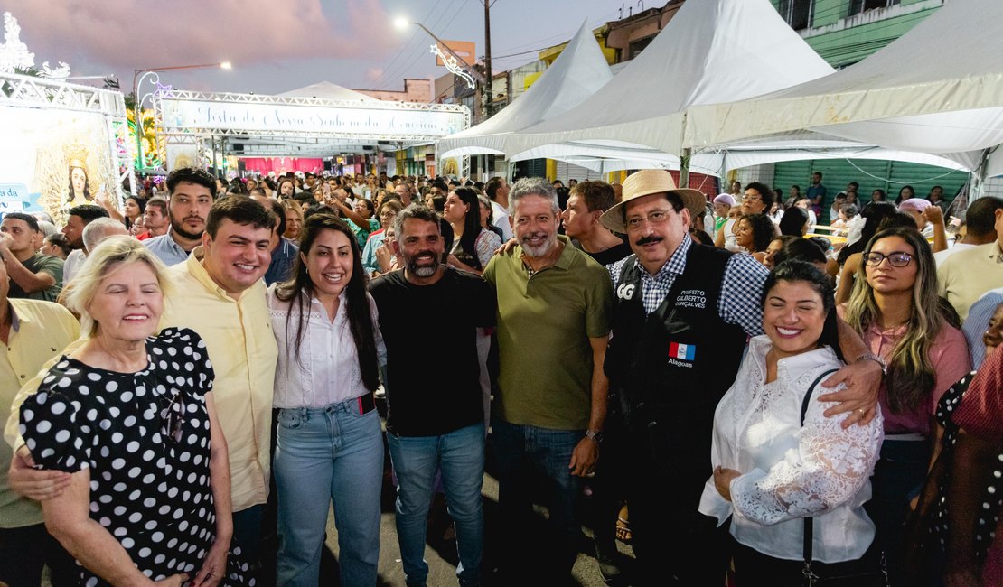 Ao lado de Lira, Gilberto Gonçalves prestigia procissão em homenagem à Padroeira de Rio Largo