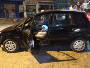 Motorista de aplicativo é executado dentro de veículo, no Jacintinho