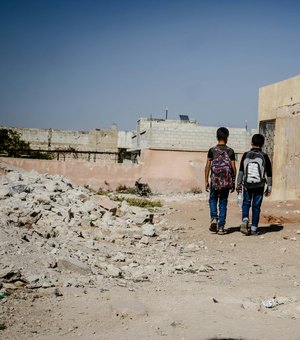 Vídeo de crianças encenando funeral em Gaza viraliza e choca a web; veja