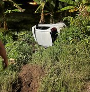 Condutor perde controle direcional e carro capota na AL 101 Norte