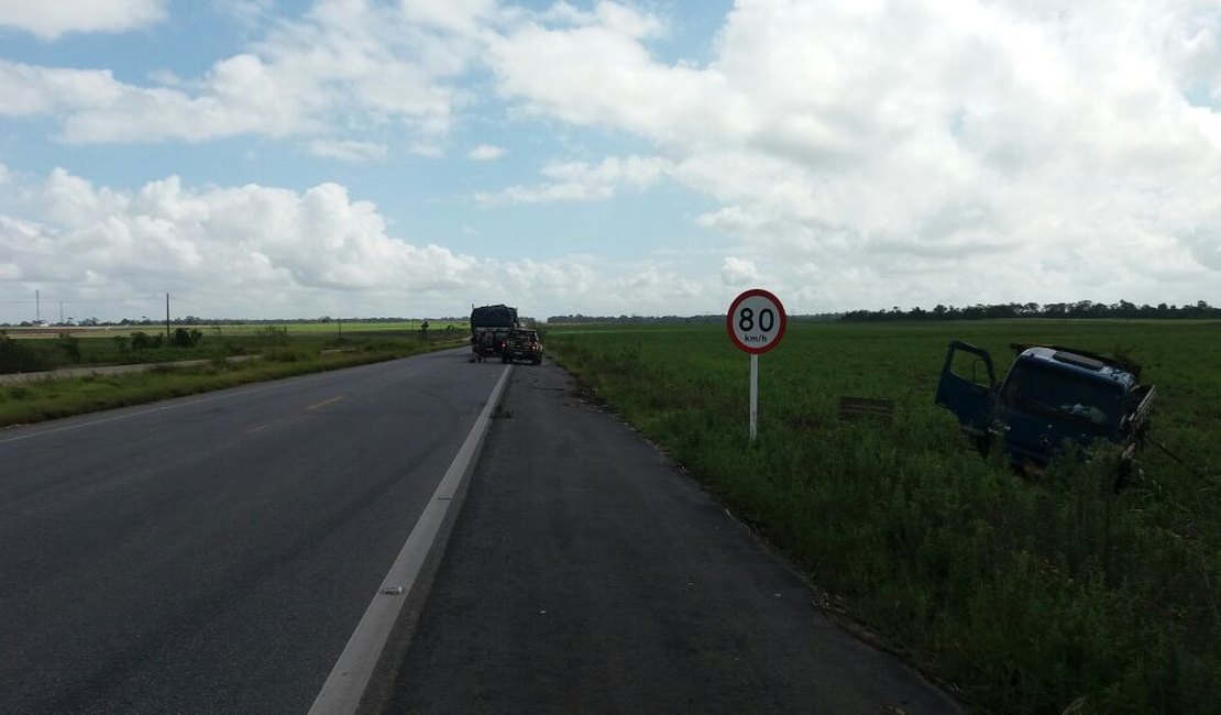 Caminhões colidem frontalmente na BR 101