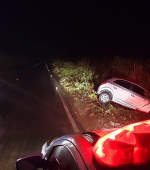 Condutor bate carro em poste de energia em Maragogi