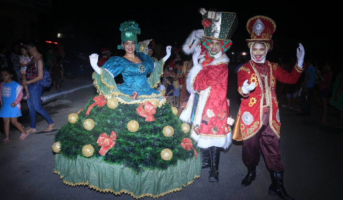 Parada Natal Mágico encanta com um belo desfile no bairro Palmeira de Fora