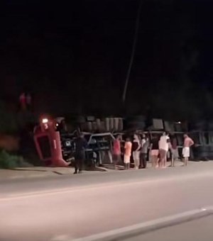 Carreta tomba e deixa motorista preso às ferragens na BR-316 em Atalaia