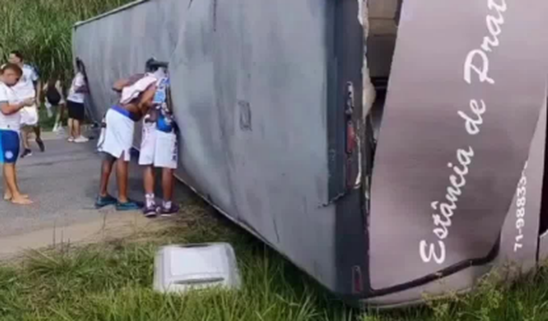 Ônibus com torcedores do Bahia tomba na BR-101 a caminho de jogo contra o Sport