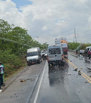 [Vídeo] Colisão entre van de passageiros e carro de passeio deixa feridos no Alto Sertão de AL