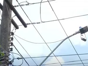 Suspeito de tentar furtar fios sofre choque elétrico e cai de poste em Maceió