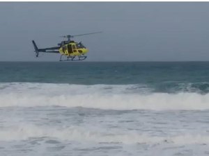 [Vídeo] Bombeiros resgatam duas pessoas após afogamento na Barra de São Miguel; uma está desaparecida