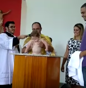 Bebê dá gargalhada, bate palma em batizado e vídeo viraliza na internet