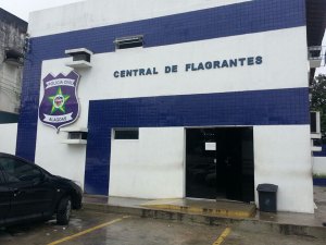 Dupla troca tiros com a polícia e é presa por roubo de veículo e estabelecimento comercial