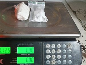 Mulher é flagrada com drogas durante abordagem em van na Mata Grande