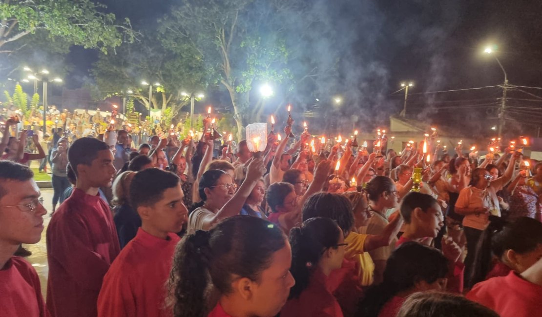 [Vídeo] Comunidade de Canafístula realiza a Procissão do Fogaréu pela primeira vez em Arapiraca
