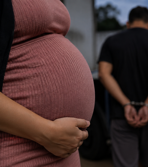 Homem é preso após agredir companheira grávida de 8 meses em Arapiraca