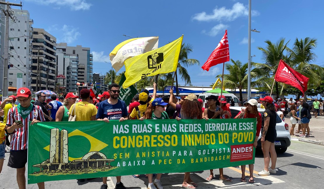 Protesto contra a PEC da Blindagem toma as ruas da orla de Maceió