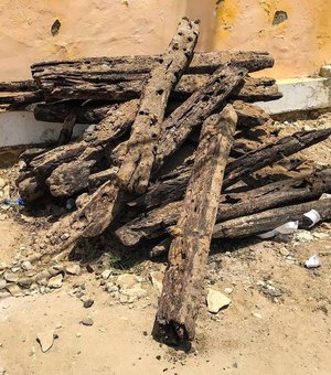 Dormentes de madeira de quase 70 anos são encontradas durante escavação no Centro