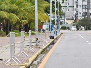 Prefeitura instala equipamentos para isolamento da orla