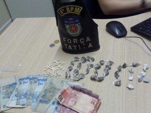 Uma jovem é presa e um menor apreendido em casa por tráfico de drogas